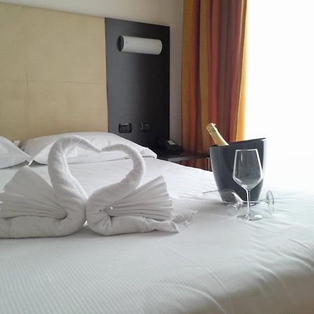 Mediglia Elysium Hotel Raya מראה חיצוני תמונה