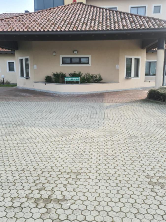 Mediglia Elysium Hotel Raya מראה חיצוני תמונה