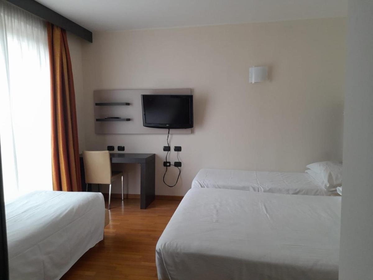 Mediglia Elysium Hotel Raya מראה חיצוני תמונה
