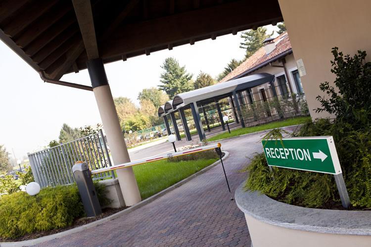 Mediglia Elysium Hotel Raya מראה חיצוני תמונה